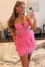 Robe de bal courte bleu clair moulante à décolleté cœur et plumes