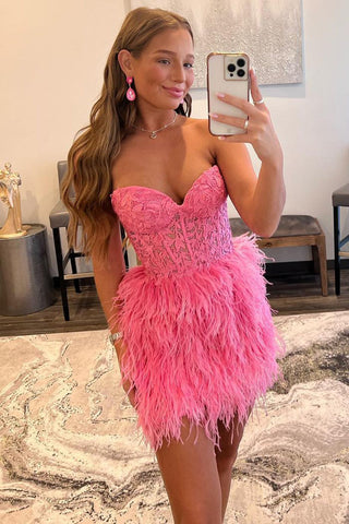 Vestido corto negro ajustado de fiesta de bienvenida con escote corazón y plumas
