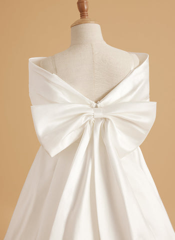 Elegante vestido de princesa de satén marfil con cola y lazo para niñas de las flores 