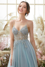 Robe de bal en tulle ornée de perles légères