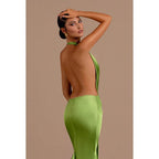Vestido de noche largo de sirena de satén fruncido con escote en V bajo y cuello halter sexy