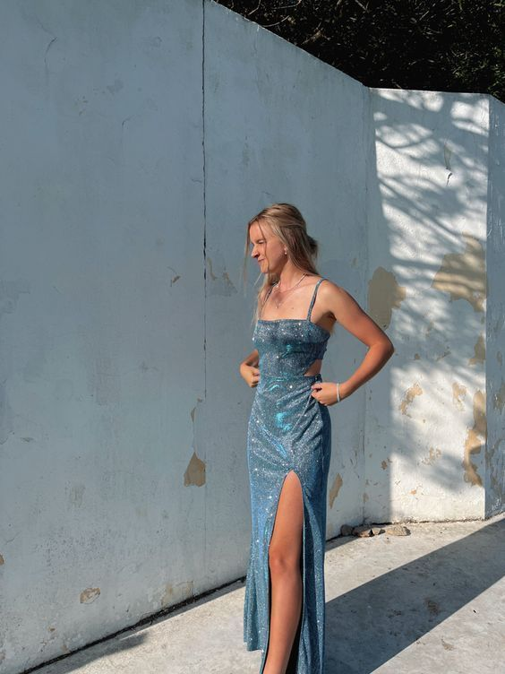Vestido largo de noche con tirantes finos brillantes, corte tubo y abertura, modelo Y7443
