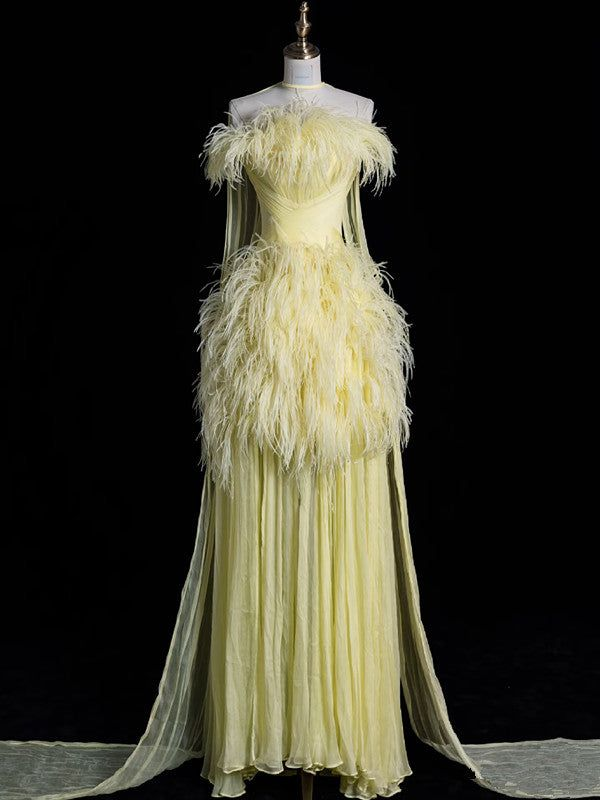 Precioso vestido de noche amarillo sin tirantes con plumas y tul, modelo Y8007