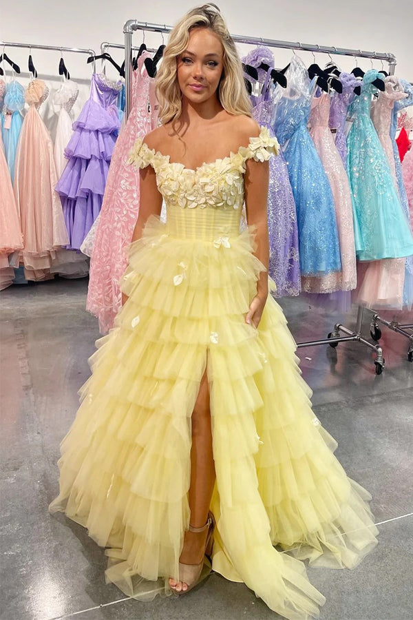 Vestido de graduación con volantes escalonados, hombros descubiertos y encaje floral 3D
