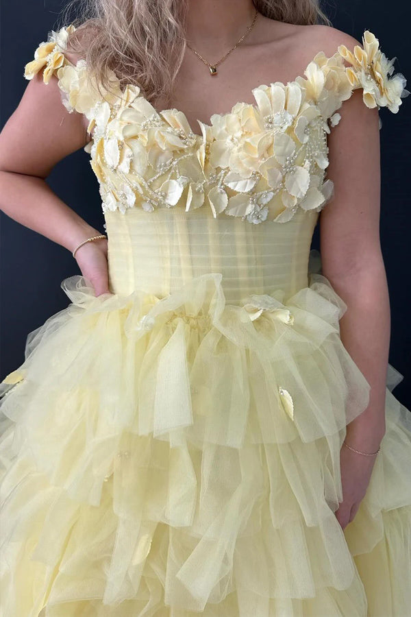 Vestido de graduación con volantes escalonados, hombros descubiertos y encaje floral 3D