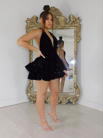 Robe de bal courte noire sexy à paillettes, dos nu, à volants et sequins, idéale pour les soirées et les fêtes (Y4111)
