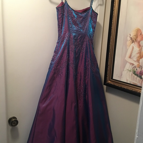 Precioso vestido de noche morado con cuentas, corte en A, tirantes finos, ideal para fiestas y graduaciones (Y7955)