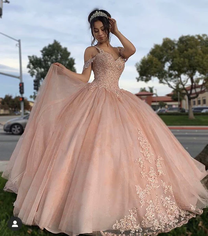 Vestido de quinceañera rosa con hombros descubiertos y apliques de encaje Y2734