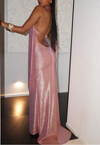 Vestido de fiesta rosa sexy con escote halter y espalda descubierta, ideal para eventos formales y graduaciones (modelo Y8166)