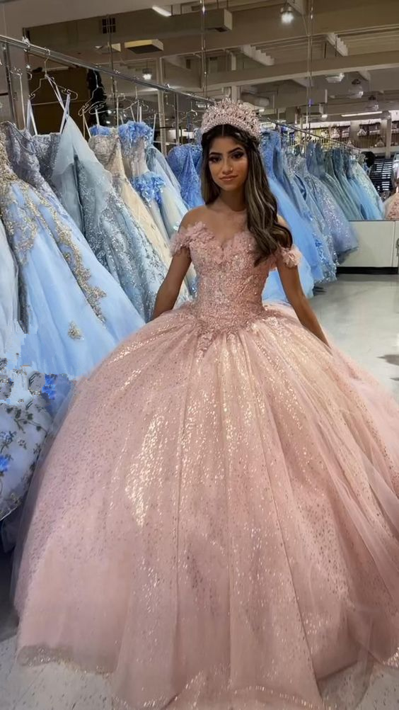Precioso vestido de quinceañera rosa rubor con hombros descubiertos y brillos, modelo Y391