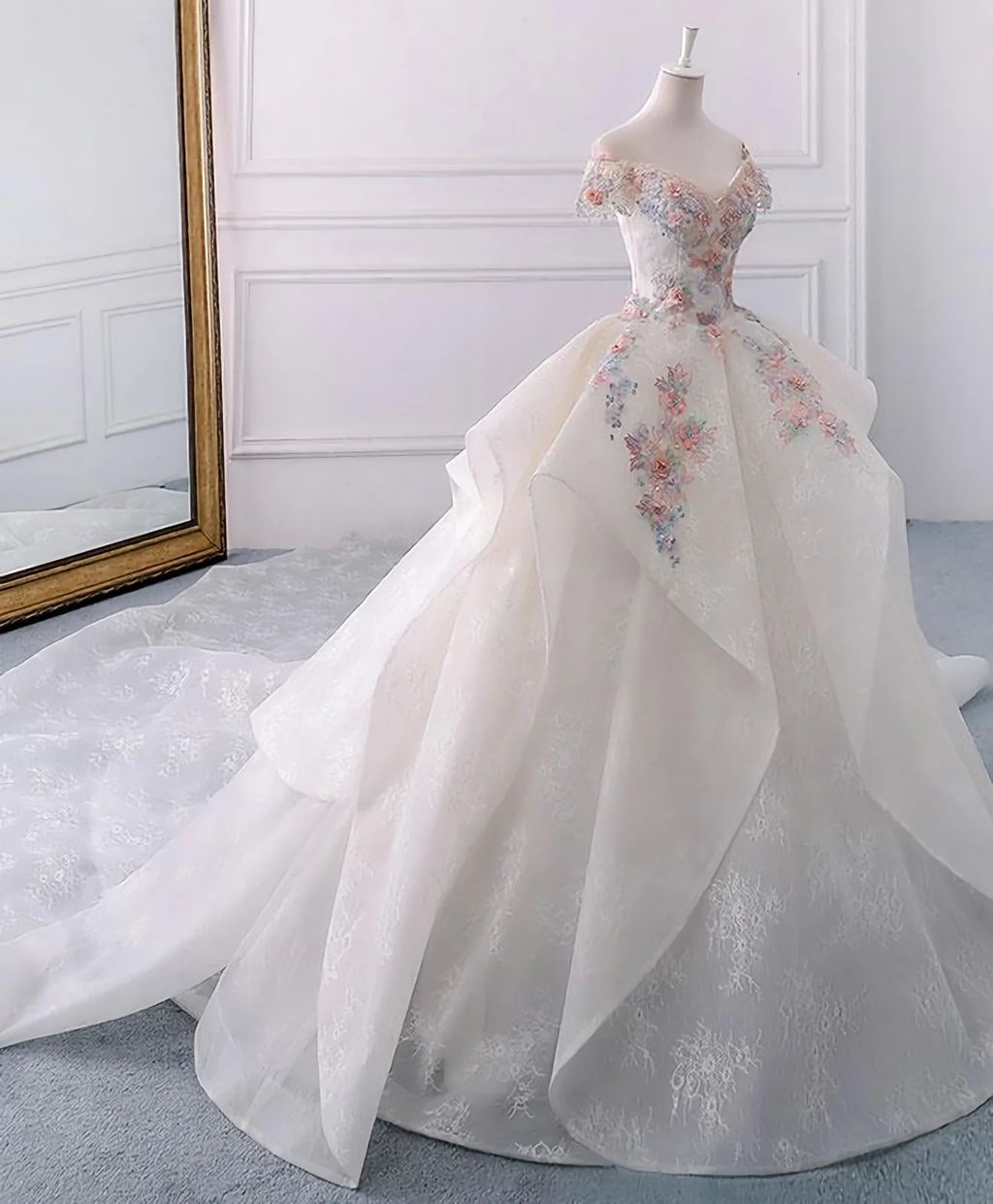 Impresionante vestido de novia de encaje con escote palabra de honor y flores Y1145