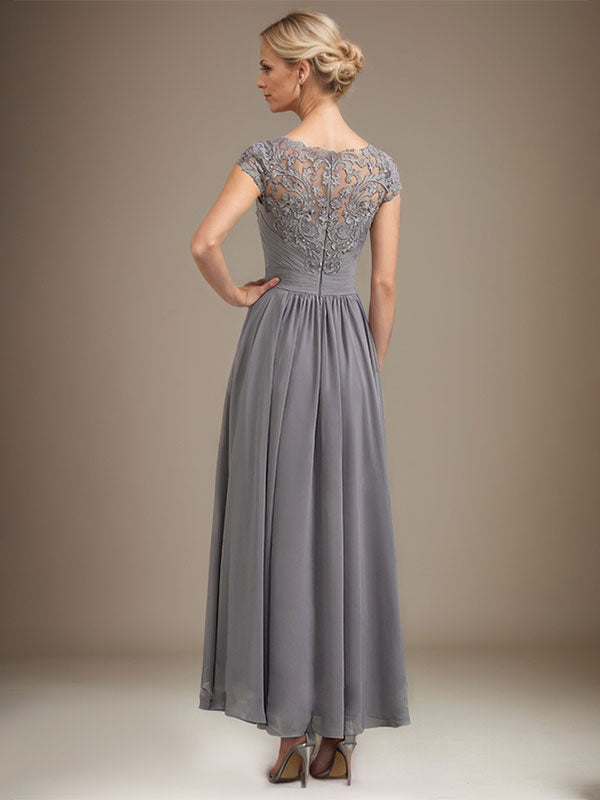 Vestido de novia de corte asimétrico, corte en A, escote ilusión, encaje y gasa con pliegues. 