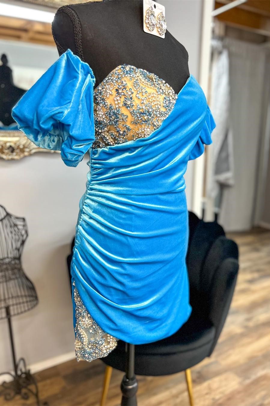 Robe de cocktail courte en velours à décolleté cœur et perles