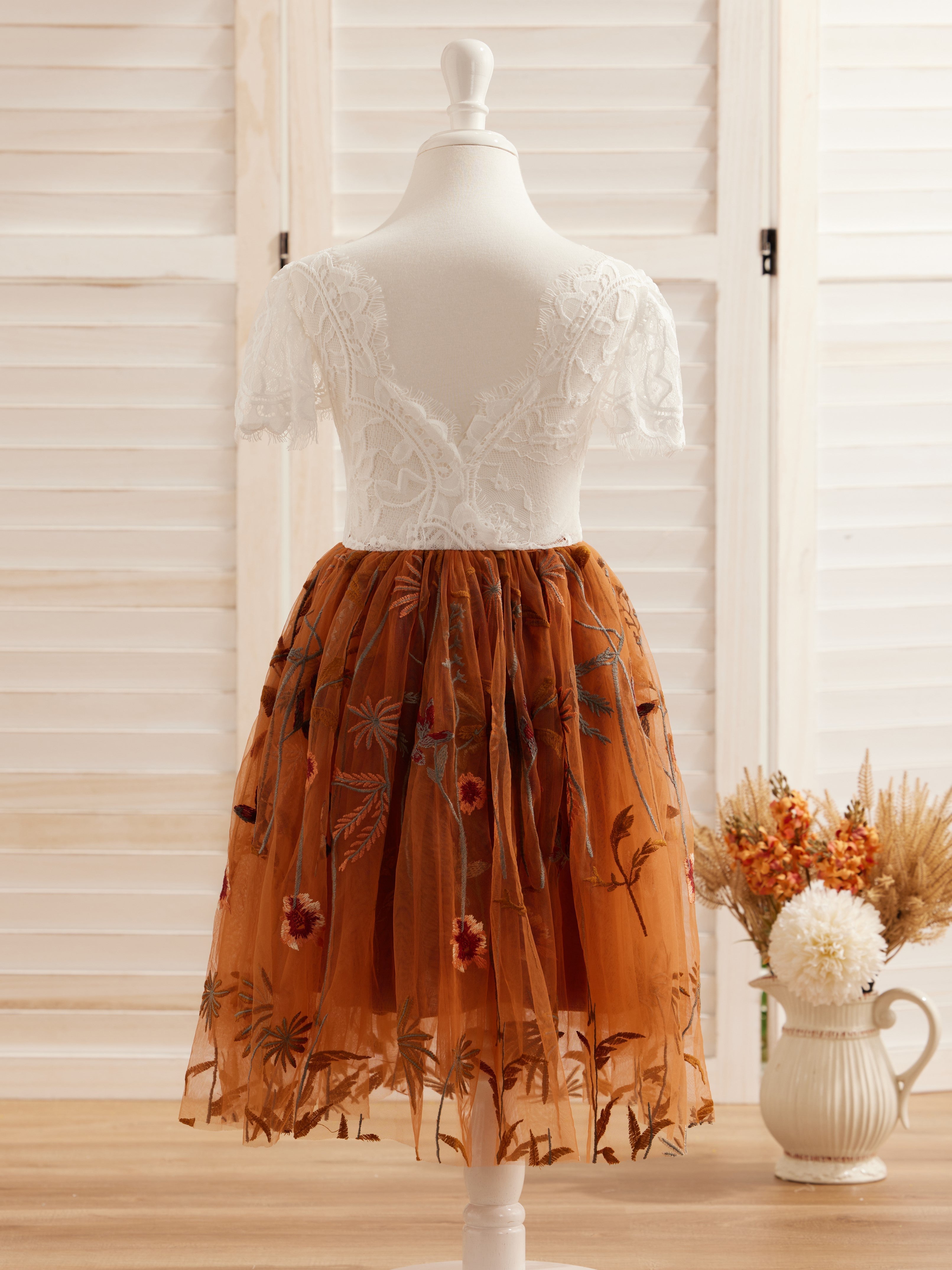 Vestido de niña de las flores color naranja quemado, blanco, encaje, tul y bordado hasta la rodilla 