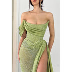 Vestido de fiesta largo verde con abertura alta y sin tirantes