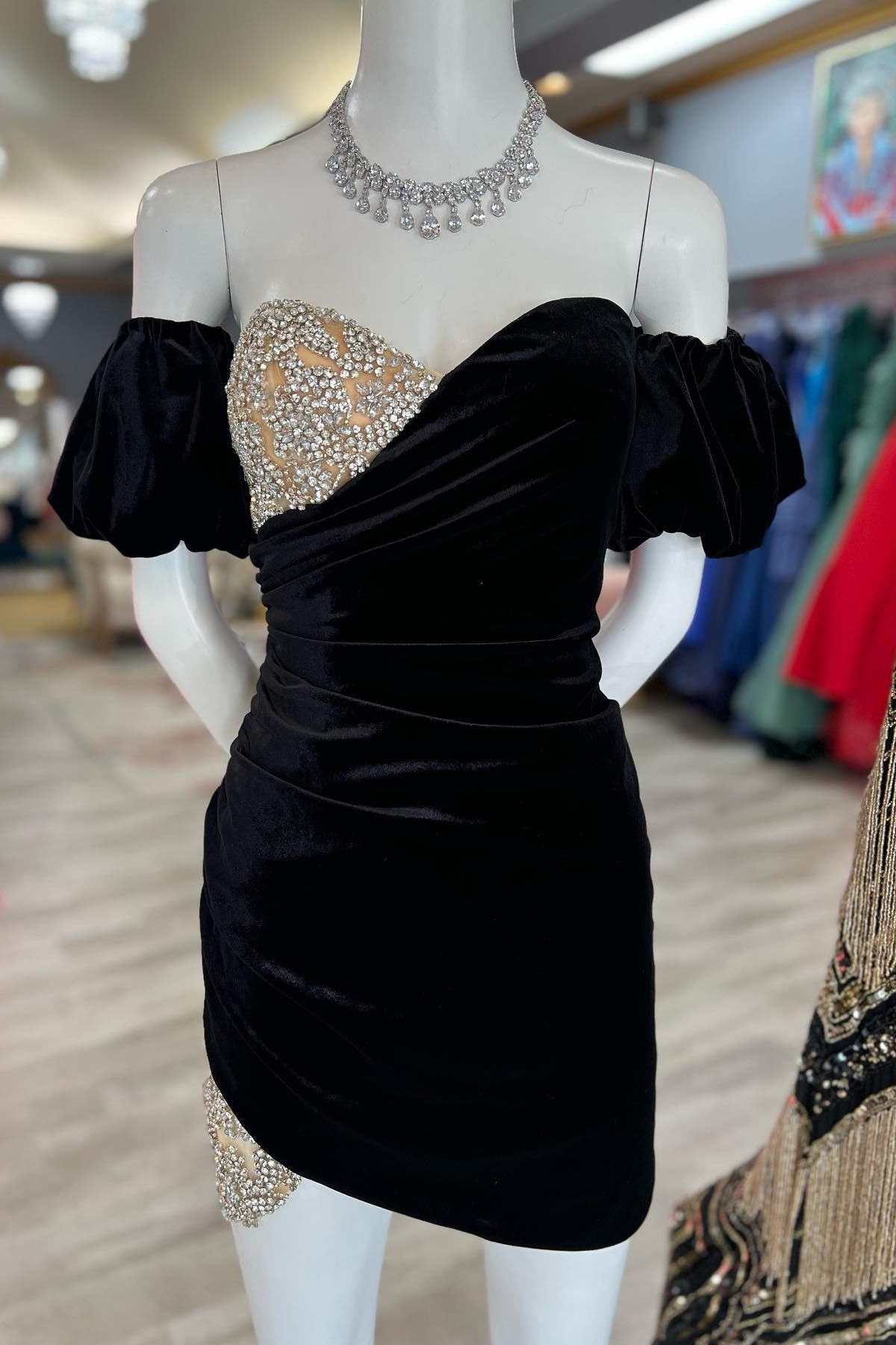 Robe de cocktail courte en velours à décolleté cœur et perles