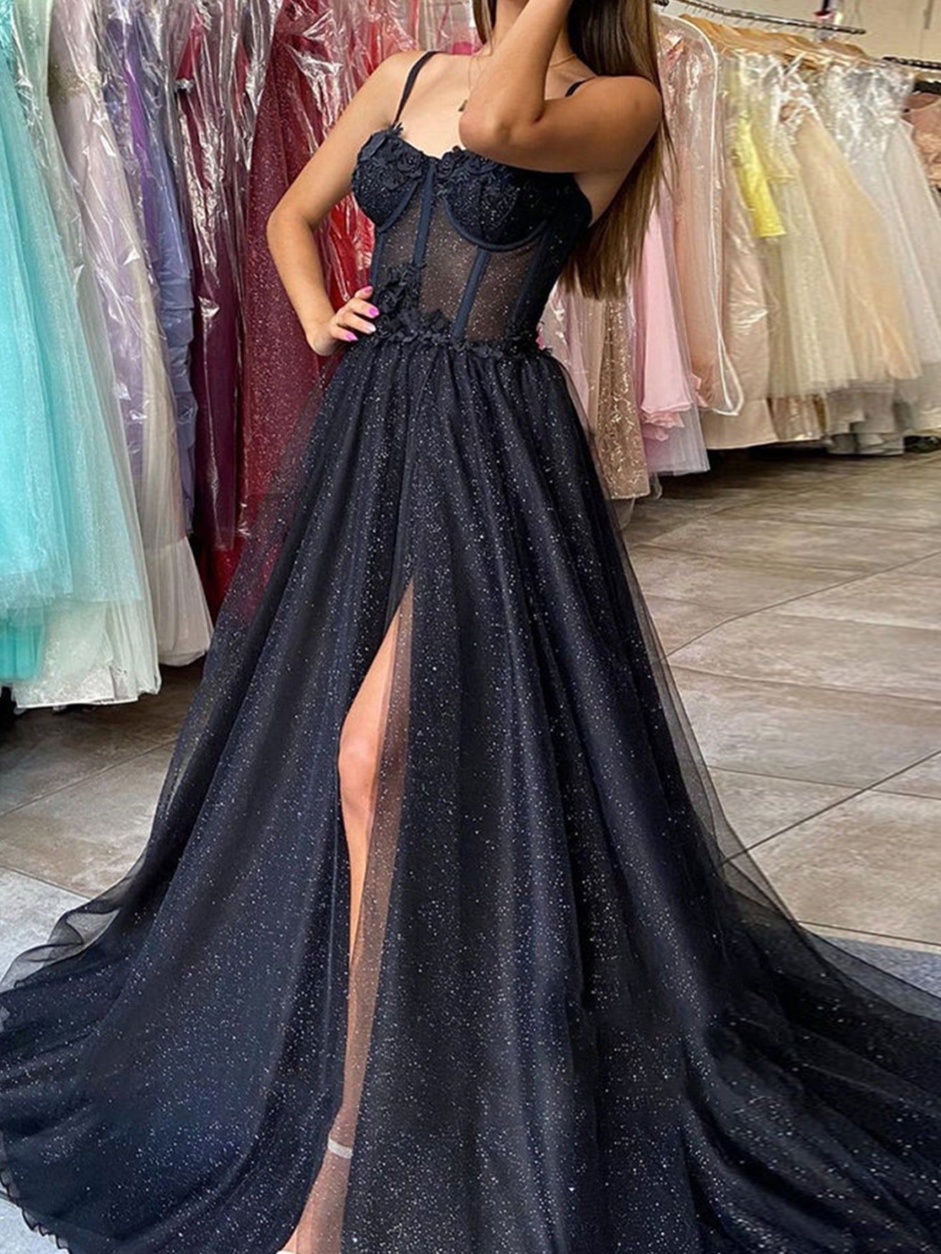 Vestido de fiesta de tul brillante con tirantes finos y corte en A