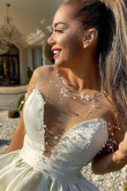 Vestido corto de fiesta color marfil, corte en A, escote ilusión y cuentas