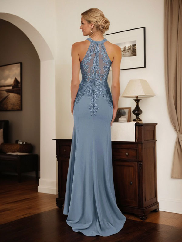 Vestido largo azul grisáceo de corte recto con cuello halter para la madre de la novia con apliques