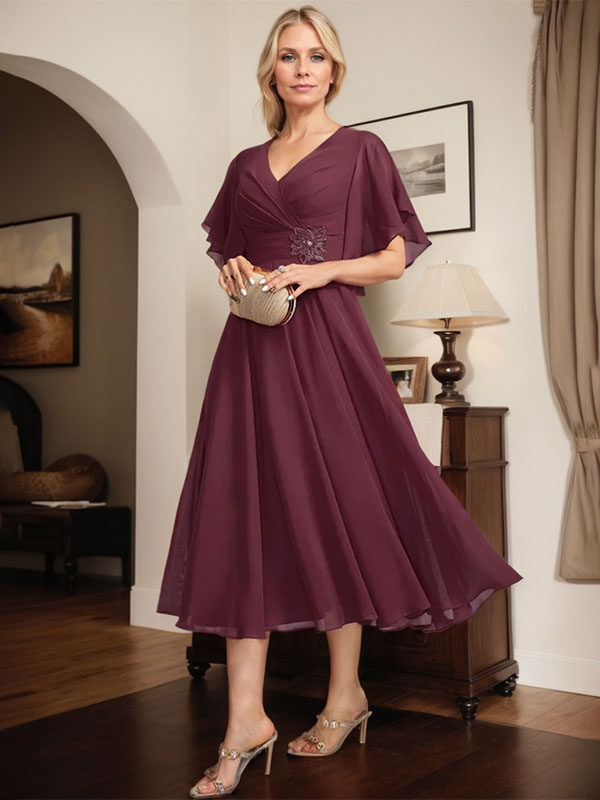 Vestido de corte A, escote en V, largo té, de gasa, para la madre de la novia, con plisados ​​y cuentas.