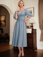 Vestido de novia de gasa de encaje, corte en A, escote en V y largo hasta la rodilla, con pliegues.
