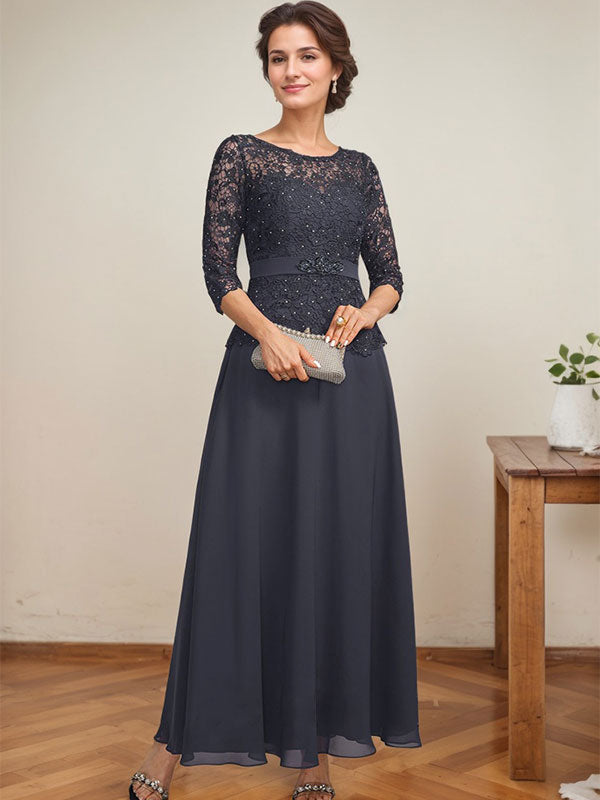 Vestido de novia corte A, escote redondo ilusión, largo hasta el tobillo, de gasa y encaje, con pedrería y detalles de diamantes de imitación. 