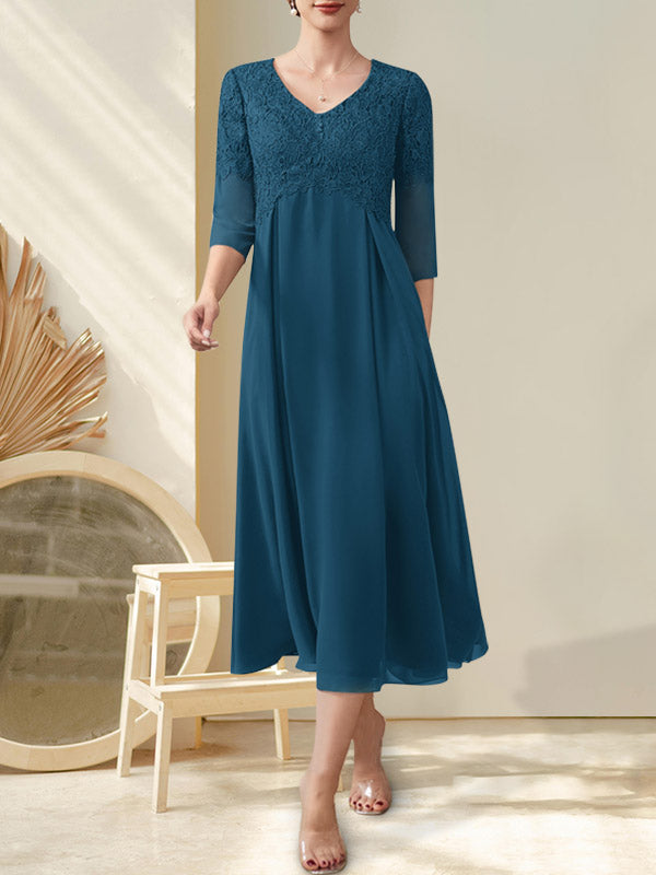 Vestido de corte A, escote en V, largo midi, de gasa, encaje y pedrería para la madre de la novia.