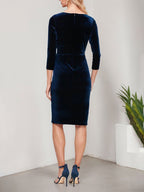 Robe fourreau courte en velours avec décolleté cache-cœur, jupe cascade et ornement aux hanches 