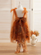 Vestido de niña pequeña hasta la rodilla, de encaje y tul color naranja quemado con bordados. 
