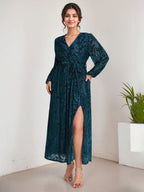 Vestido de terciopelo corte A, escote en V, manga larga, largo midi, para la madre de la novia, con abertura. 