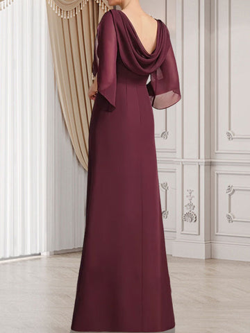 Robe fourreau/colonne longue en mousseline pour la mère de la mariée, ornée de perles plissées.