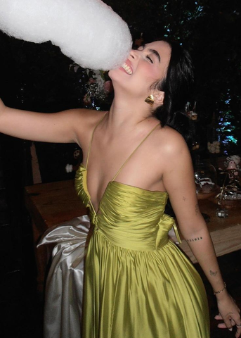 Elegante vestido largo de satén verde con escote halter y fruncido, ideal para fiestas y eventos formales. Modelo Y8098