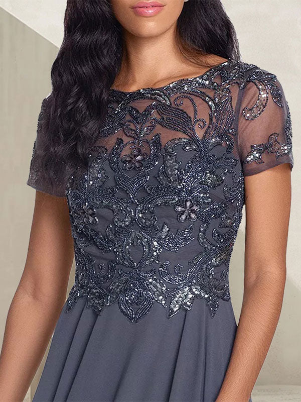 Vestido largo de corte A, color gris carbón, con escote redondo y detalles de pedrería, ideal para la madre de la novia.