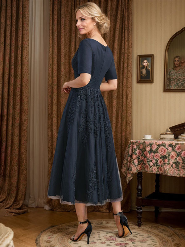 Robe de mère de la mariée en tulle et dentelle, coupe trapèze, col en V, longueur thé, avec plis