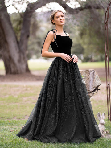 Robe de bal longue en velours et tulle à fines bretelles