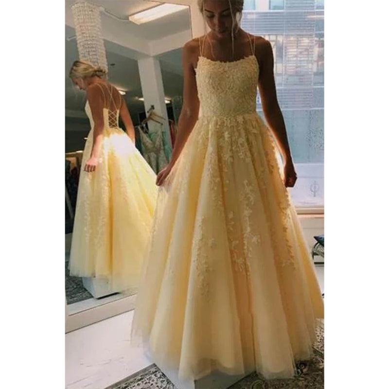 Vestido de fiesta largo de corte A con tirantes finos, apliques de tul rojo y cordones 