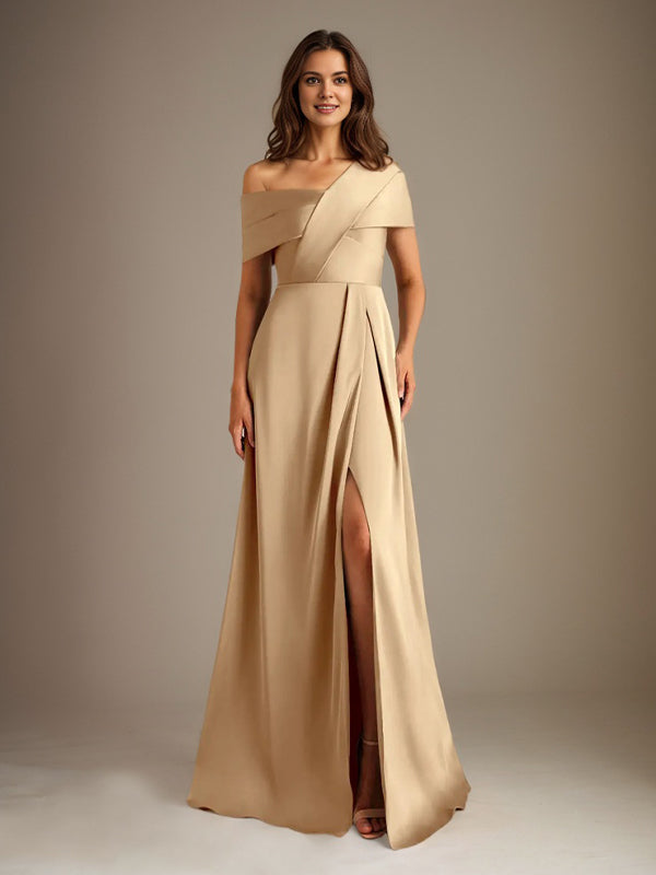 Robe de mère de la mariée en satin, coupe trapèze, décolleté asymétrique et plis. 