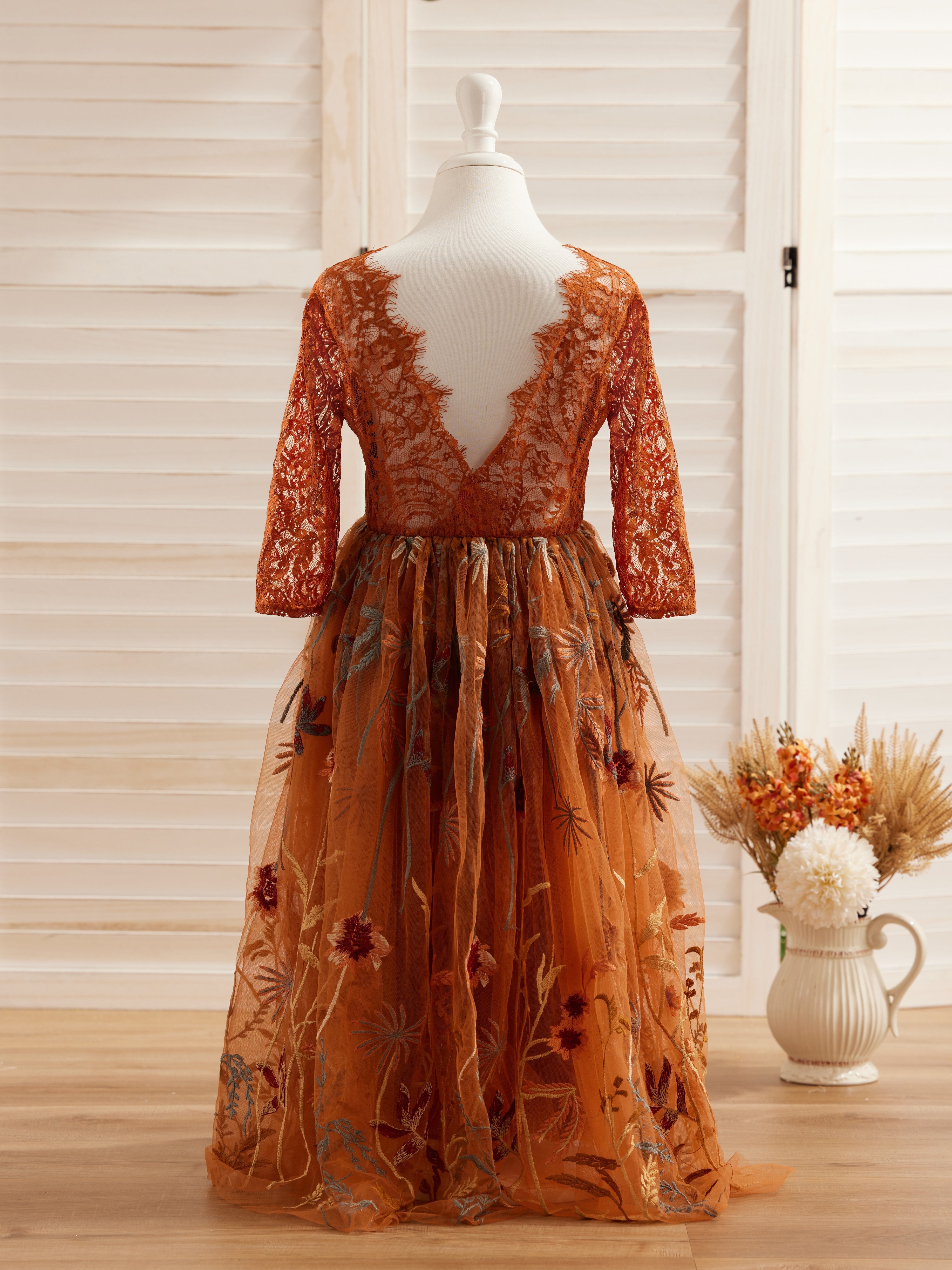 Vestido de niña de las flores color naranja quemado, con encaje, tul y bordados hasta el tobillo 