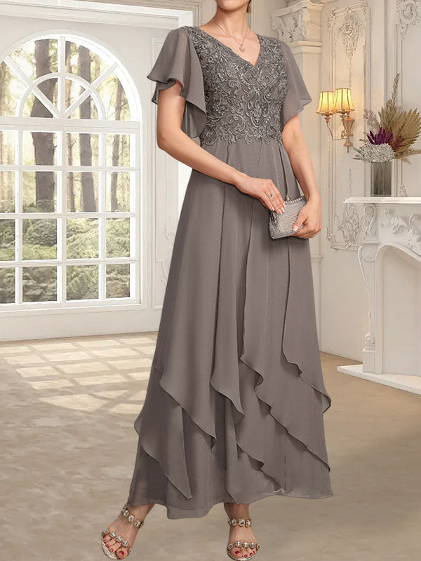 Vestido de novia de corte línea A, escote en V, largo hasta el tobillo, de gasa de encaje con volantes en cascada. 
