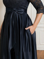 Vestido de novia de satén con encaje, corte en A, escote en V y largo hasta el suelo, con lazo de lentejuelas. 