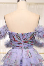 Charmante robe de bal longue bleue imprimée à épaules dénudées et à volants, coupe trapèze.
