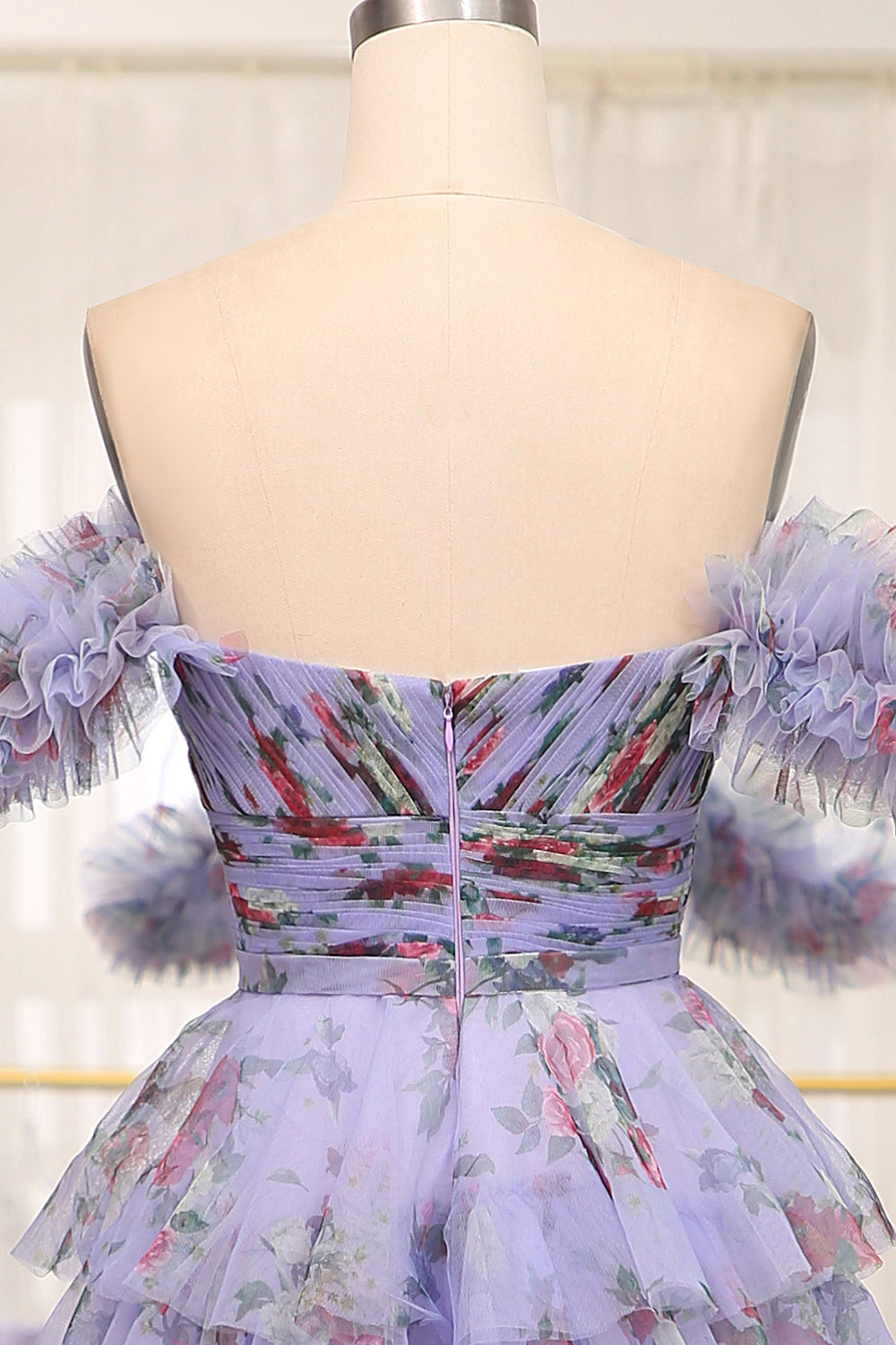 Charmante robe de bal longue bleue imprimée à épaules dénudées et à volants, coupe trapèze.