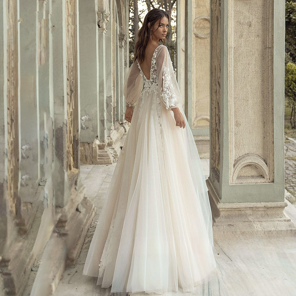 Vestido de novia elegante corte A, manga abullonada, espalda descubierta, apliques de cuentas, escote en V.