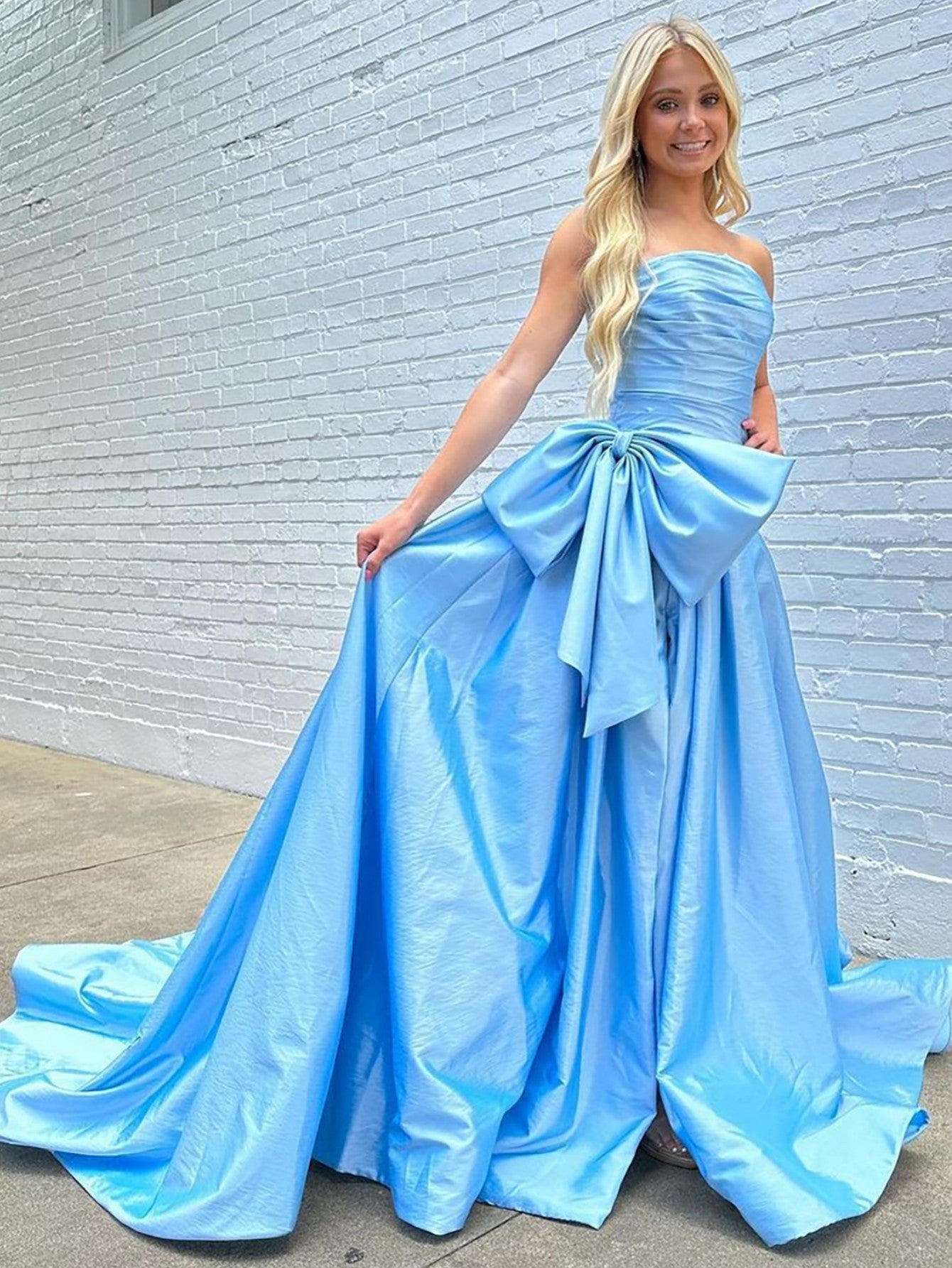Vestido largo de fiesta de tafetán sin tirantes, corte en A, con abertura