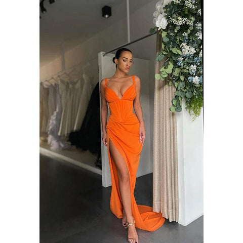 Robe de soirée longue en satin à col en V et fente sur la cuisse