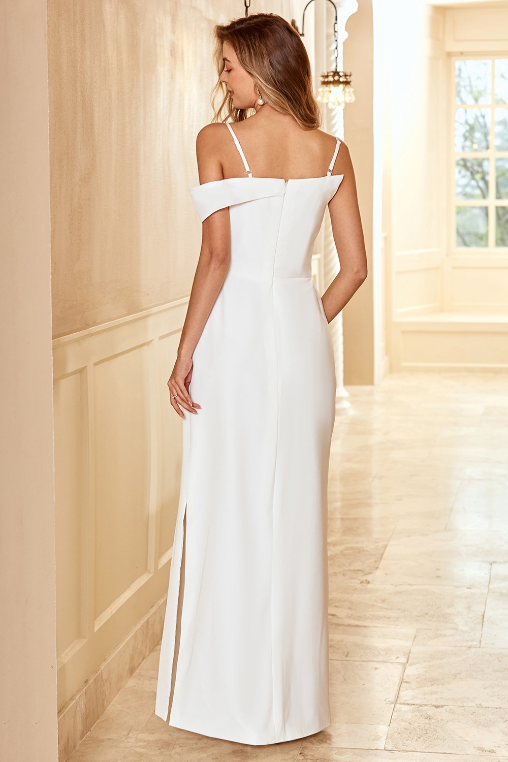 Vestido largo blanco de dama de honor con tirantes finos y corte ajustado