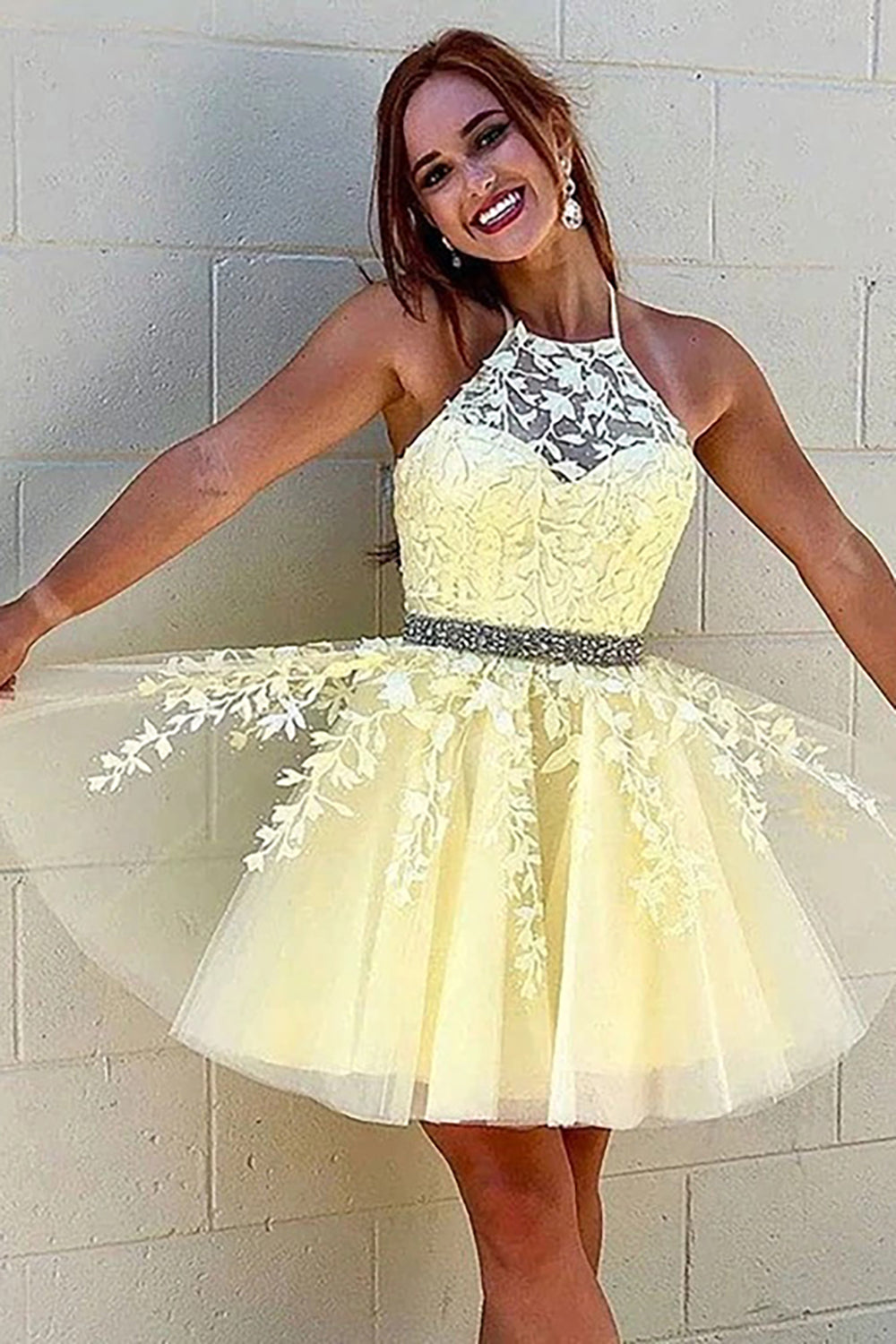 Vestido de fiesta de línea A con escote halter y espalda descubierta