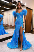 Robe de bal longue sirène à paillettes et sequins, épaules dénudées, ornée de plumes.