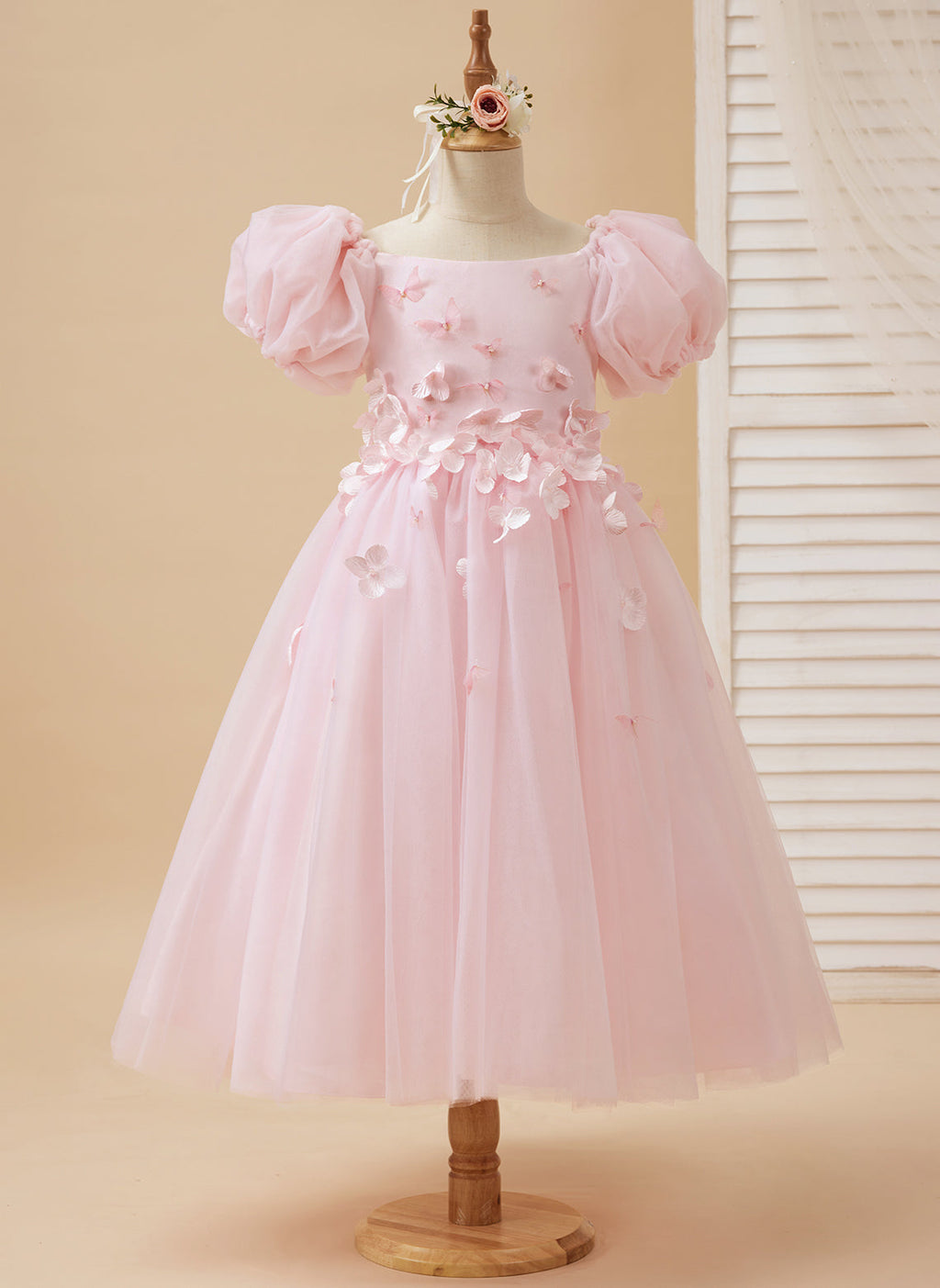 Vestido de niña de las flores de largo midi con mangas abullonadas, hombros descubiertos, apliques florales 3D y tul. 