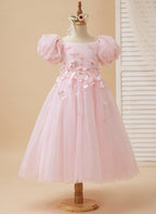 Vestido de niña de las flores de largo midi con mangas abullonadas, hombros descubiertos, apliques florales 3D y tul. 